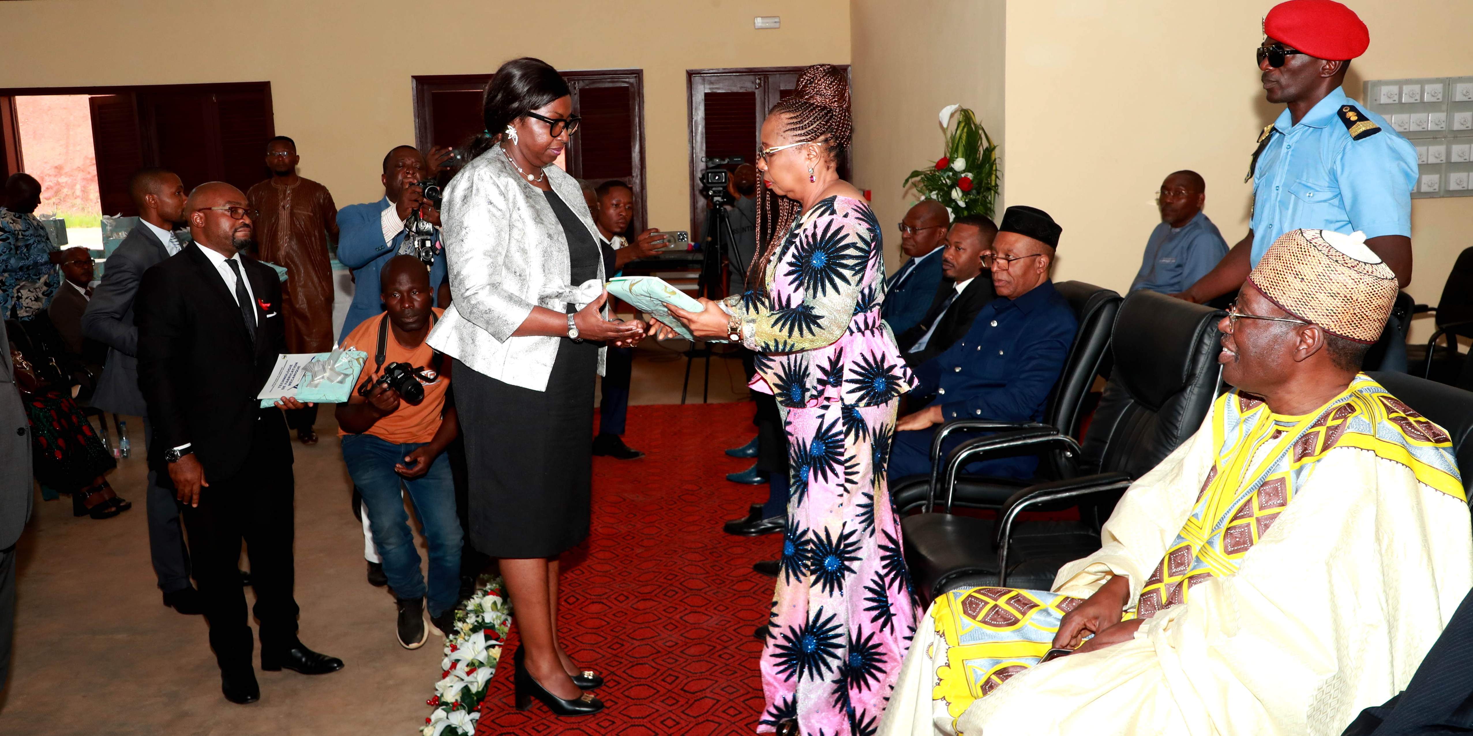 Remise des Manuels Scolaires 01